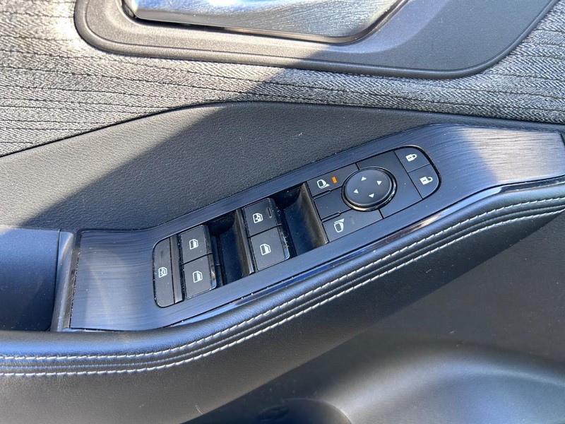 Nissan Rogue Vehicle Full-screen Gallery Image 16