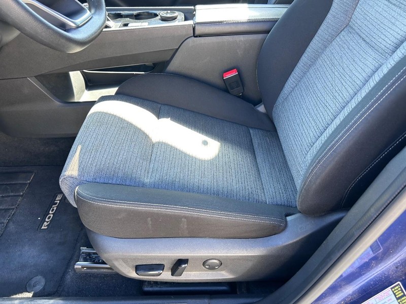 Nissan Rogue Vehicle Full-screen Gallery Image 17