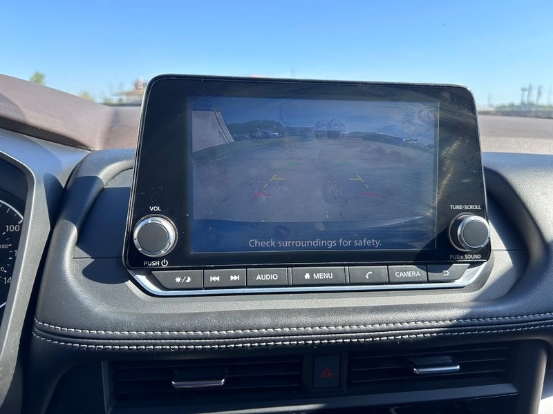 Nissan Rogue Vehicle Full-screen Gallery Image 19