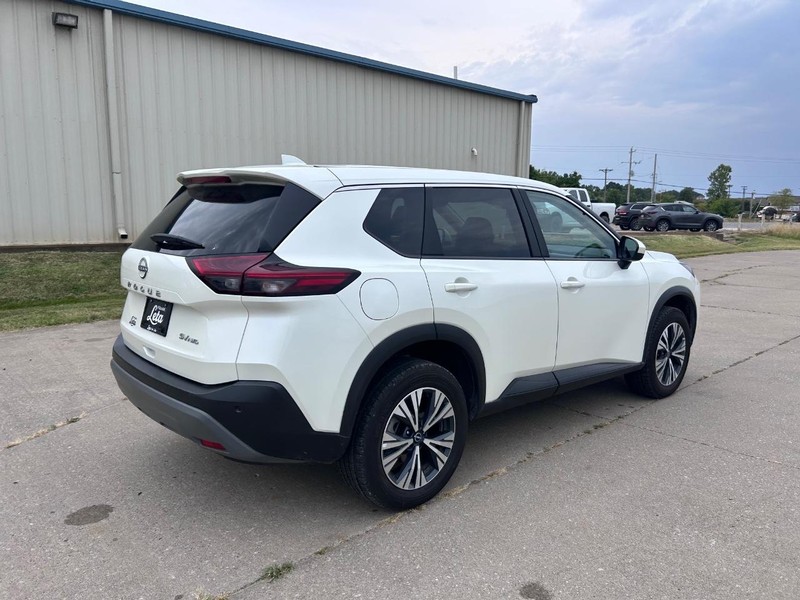 Nissan Rogue Vehicle Full-screen Gallery Image 3