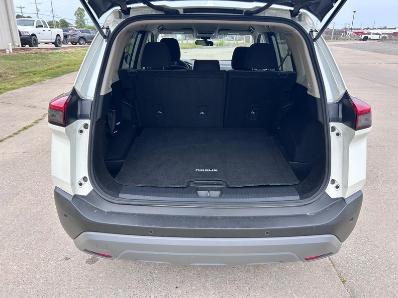 Nissan Rogue Vehicle Full-screen Gallery Image 5