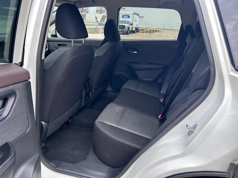 Nissan Rogue Vehicle Full-screen Gallery Image 7