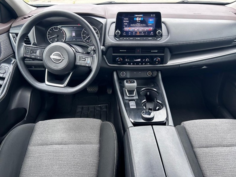 Nissan Rogue Vehicle Full-screen Gallery Image 8