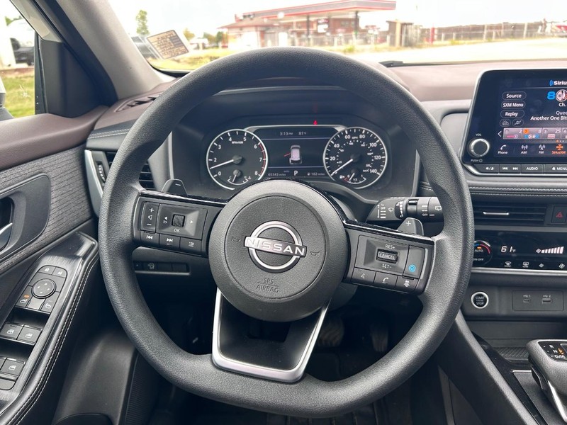 Nissan Rogue Vehicle Full-screen Gallery Image 9