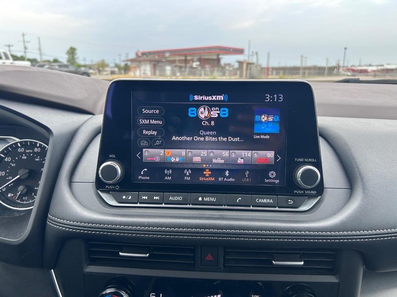 Nissan Rogue Vehicle Full-screen Gallery Image 12