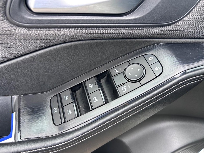 Nissan Rogue Vehicle Full-screen Gallery Image 16