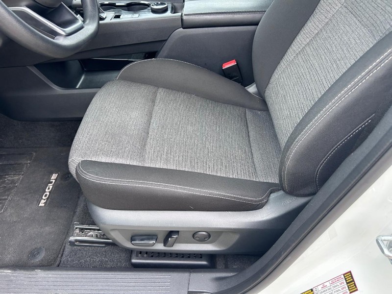 Nissan Rogue Vehicle Full-screen Gallery Image 17