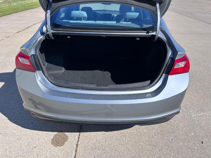 Chevrolet Malibu Vehicle Full-screen Gallery Image 5