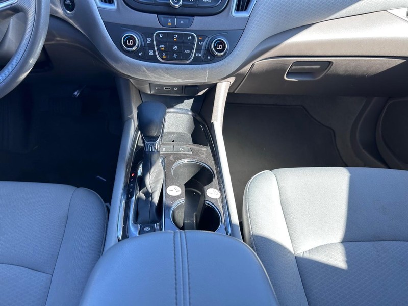 Chevrolet Malibu Vehicle Full-screen Gallery Image 14