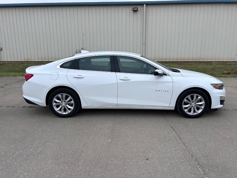 Chevrolet Malibu Vehicle Full-screen Gallery Image 02