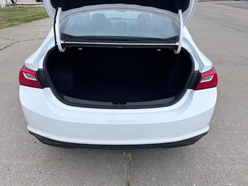 Chevrolet Malibu Vehicle Full-screen Gallery Image 05