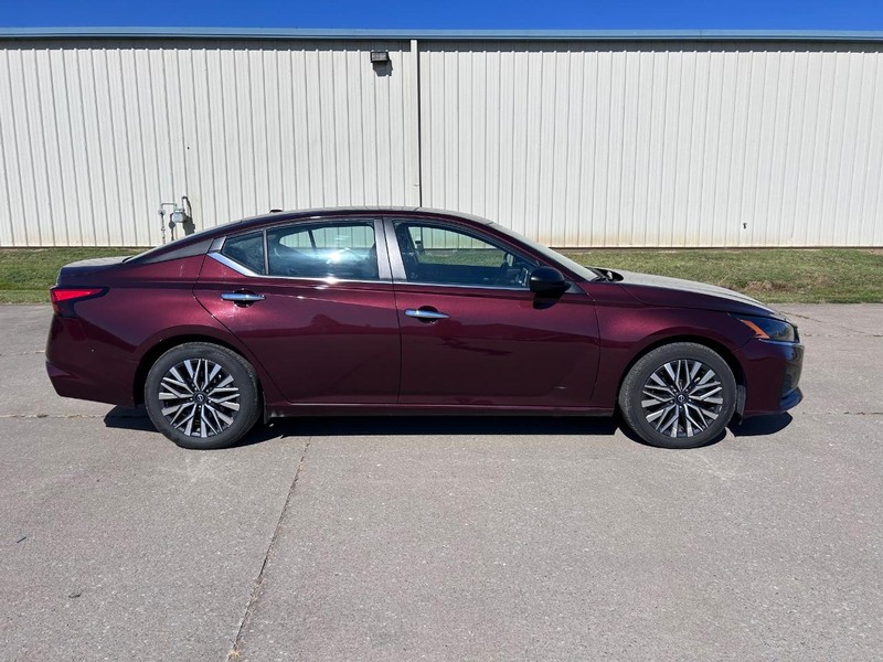 Nissan Altima Vehicle Full-screen Gallery Image 2