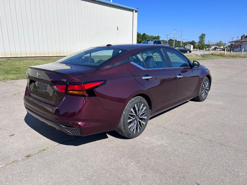 Nissan Altima Vehicle Full-screen Gallery Image 3