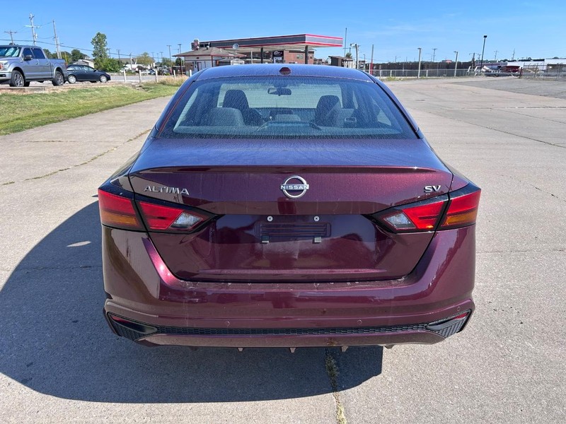 Nissan Altima Vehicle Full-screen Gallery Image 4