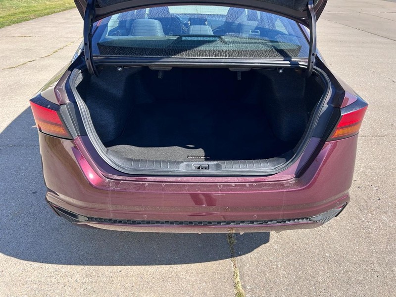 Nissan Altima Vehicle Full-screen Gallery Image 5