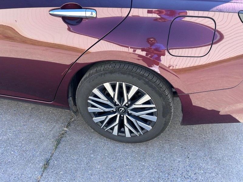 Nissan Altima Vehicle Full-screen Gallery Image 6