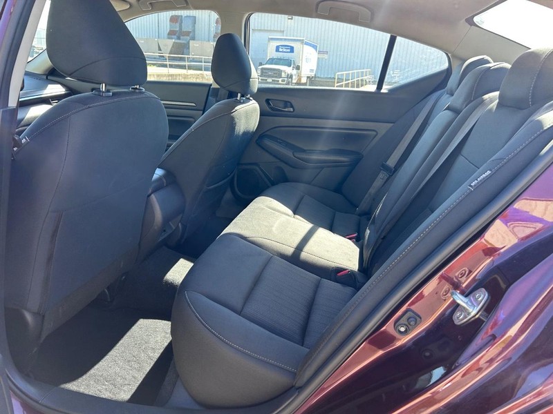 Nissan Altima Vehicle Full-screen Gallery Image 7