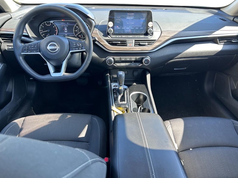 Nissan Altima Vehicle Full-screen Gallery Image 8