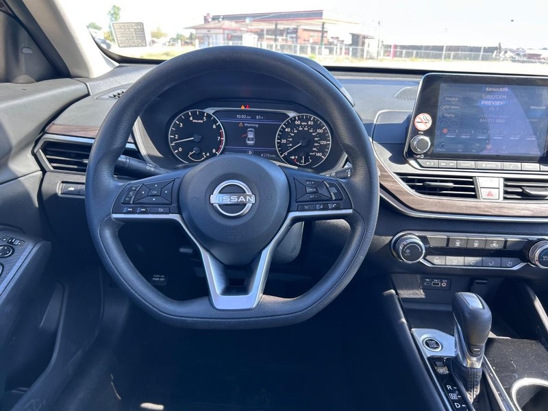 Nissan Altima Vehicle Full-screen Gallery Image 9