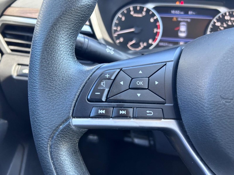 Nissan Altima Vehicle Full-screen Gallery Image 10