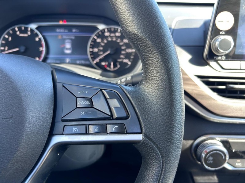 Nissan Altima Vehicle Full-screen Gallery Image 11