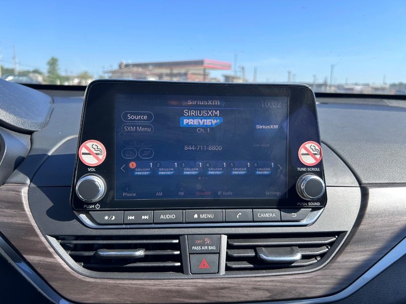 Nissan Altima Vehicle Full-screen Gallery Image 12