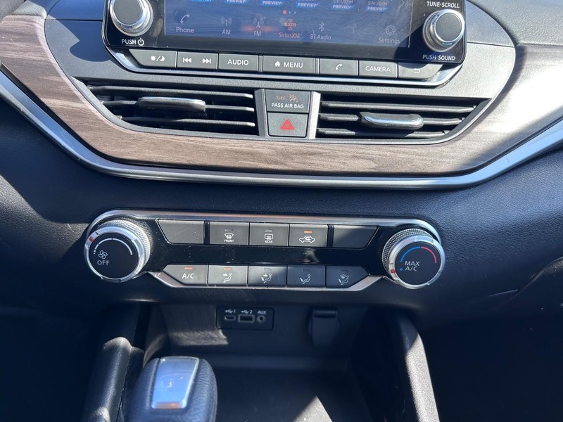 Nissan Altima Vehicle Full-screen Gallery Image 13