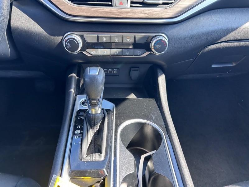 Nissan Altima Vehicle Full-screen Gallery Image 14