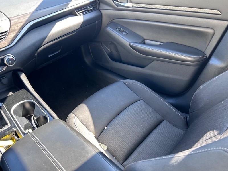 Nissan Altima Vehicle Full-screen Gallery Image 15