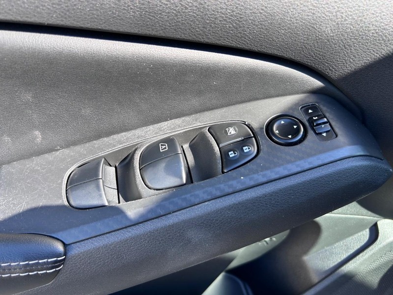 Nissan Altima Vehicle Full-screen Gallery Image 16