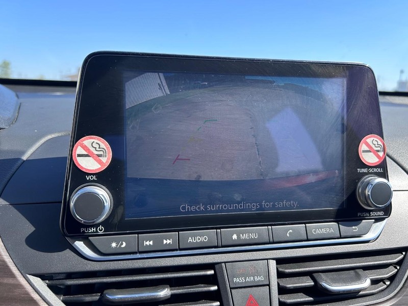 Nissan Altima Vehicle Full-screen Gallery Image 19