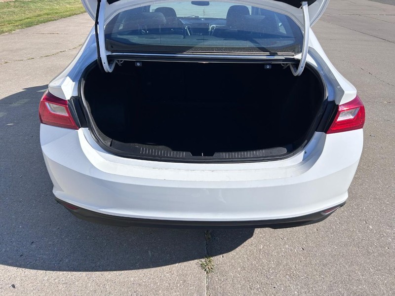 Chevrolet Malibu Vehicle Full-screen Gallery Image 05