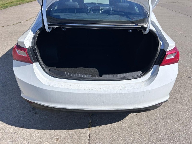 Chevrolet Malibu Vehicle Full-screen Gallery Image 05