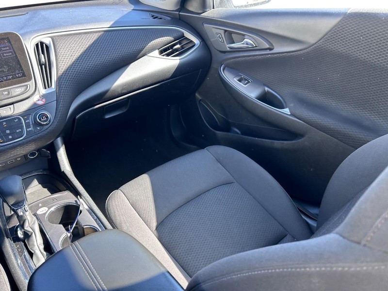 Chevrolet Malibu Vehicle Full-screen Gallery Image 16