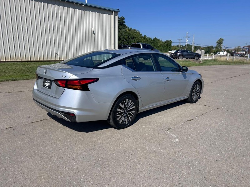 Nissan Altima Vehicle Full-screen Gallery Image 3