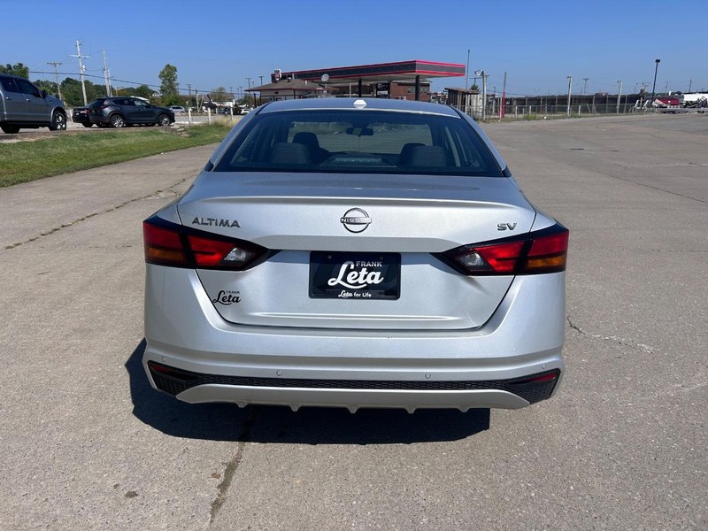 Nissan Altima Vehicle Full-screen Gallery Image 4