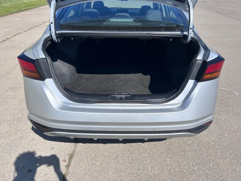 Nissan Altima Vehicle Full-screen Gallery Image 5