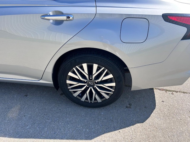 Nissan Altima Vehicle Full-screen Gallery Image 6