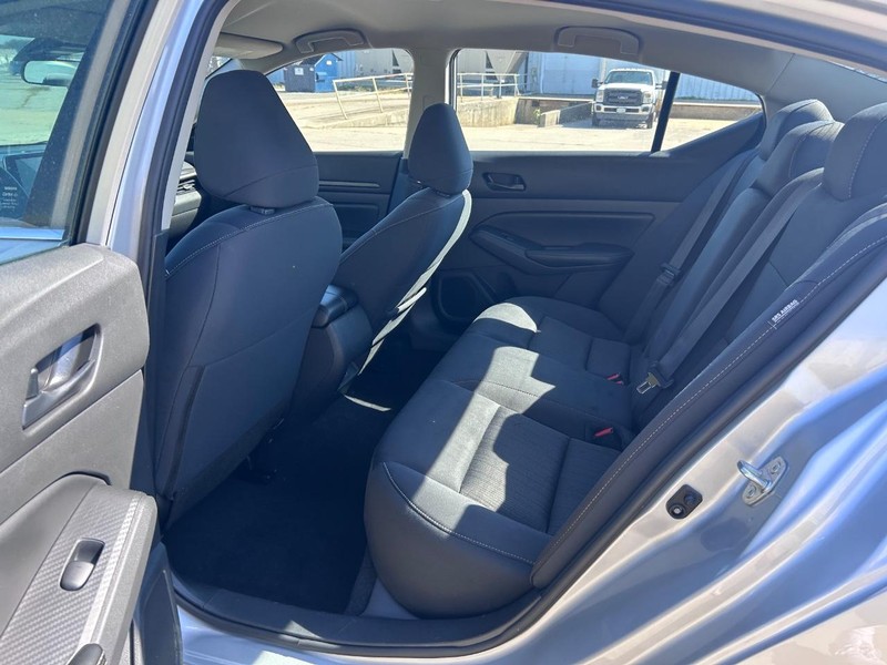 Nissan Altima Vehicle Full-screen Gallery Image 7