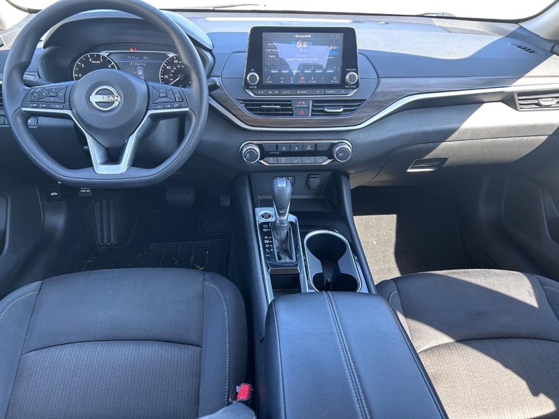 Nissan Altima Vehicle Full-screen Gallery Image 8