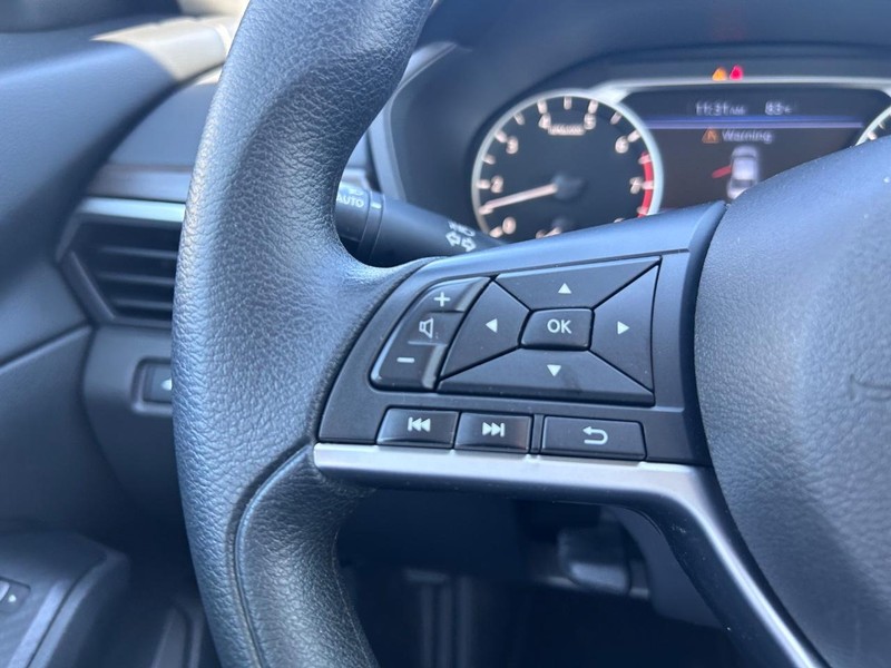 Nissan Altima Vehicle Full-screen Gallery Image 10