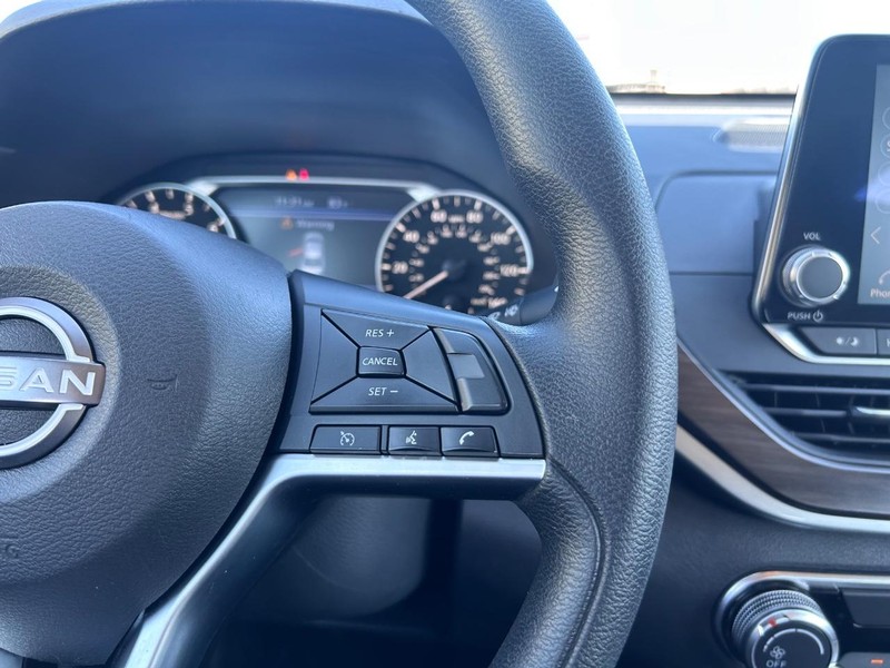 Nissan Altima Vehicle Full-screen Gallery Image 11