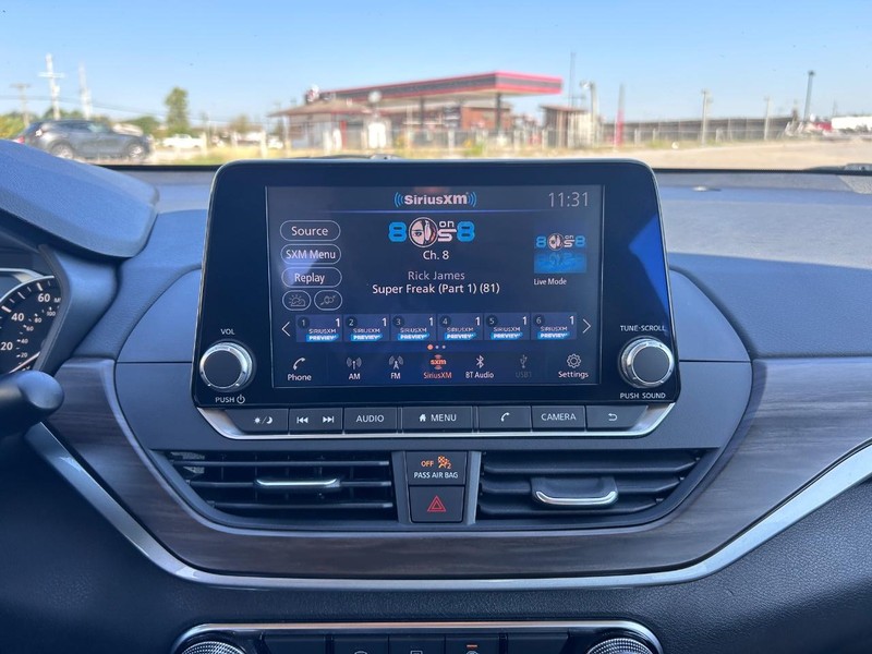 Nissan Altima Vehicle Full-screen Gallery Image 12