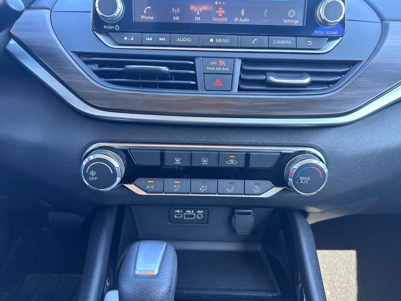 Nissan Altima Vehicle Full-screen Gallery Image 13