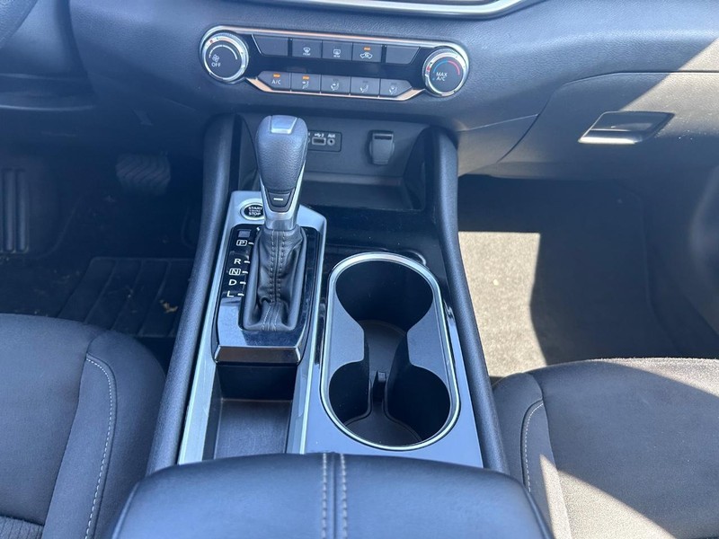 Nissan Altima Vehicle Full-screen Gallery Image 14