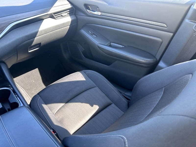 Nissan Altima Vehicle Full-screen Gallery Image 15