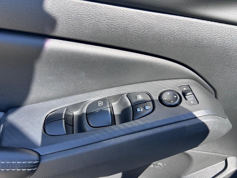 Nissan Altima Vehicle Full-screen Gallery Image 16