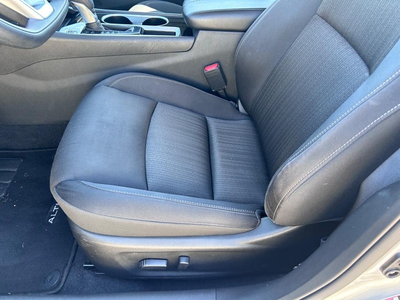 Nissan Altima Vehicle Full-screen Gallery Image 17