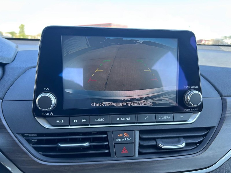 Nissan Altima Vehicle Full-screen Gallery Image 19