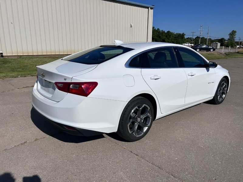 Chevrolet Malibu Vehicle Full-screen Gallery Image 3